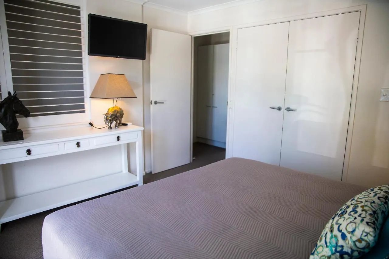2 Bedroom Renovated Townhouse, Walk To Noosa River Noosaville 0*,