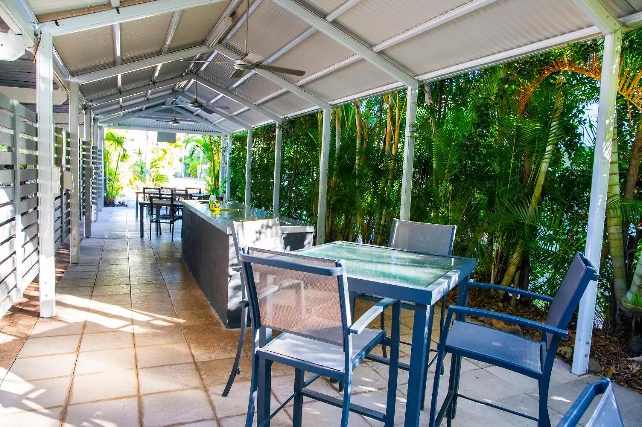 Apartment 2 Bedroom Renovated Townhouse, Walk To Noosa River Noosaville