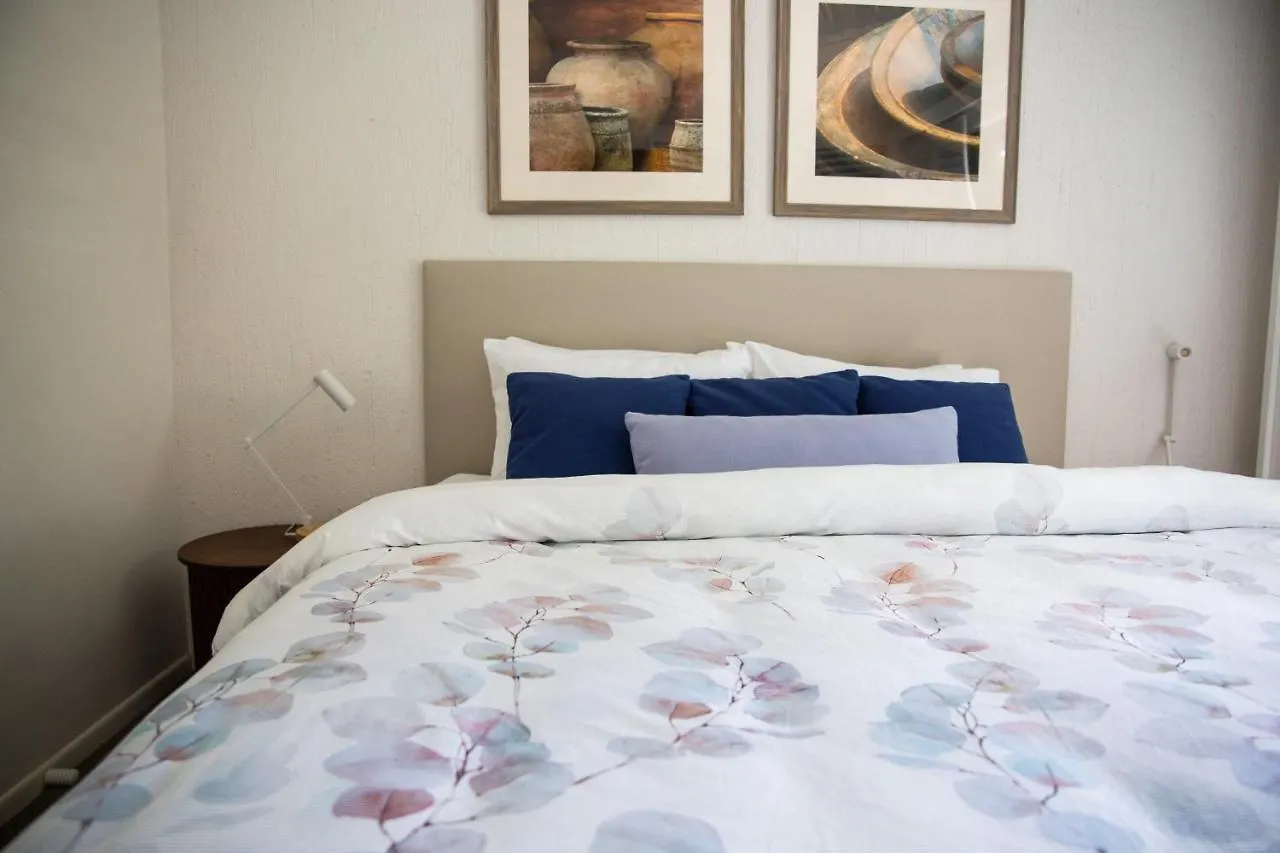 Apartment 2 Bedroom Renovated Townhouse, Walk To Noosa River Noosaville